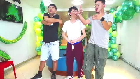 THOMAS AND DAMIAND online show from March 9, 5:11 am