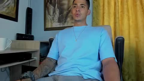 Snapshot of brandonlavitt chatting on December 24, 12:22 pm Brandon Lavitt online show from December 24, 12:22 pm