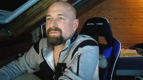 Snapshot of bratzo86 chatting on February 26, 11:46 pm LoveGirls online show from February 26, 11:46 pm