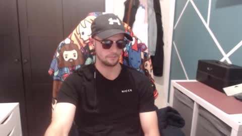 Snapshot of britishbigdick_ chatting on October 23, 6:22 pm britishbigdick_ online show from October 23, 6:22 pm