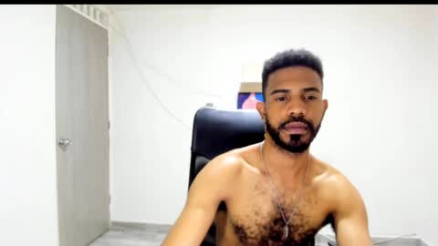 bruce_1111 online show from April 8, 3:32 pm