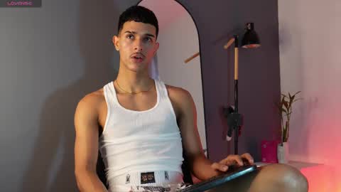 Buster independent model online show from November 17, 7:39 pm