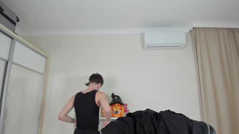 Hey I am Calvin  online show from February 16, 7:05 pm