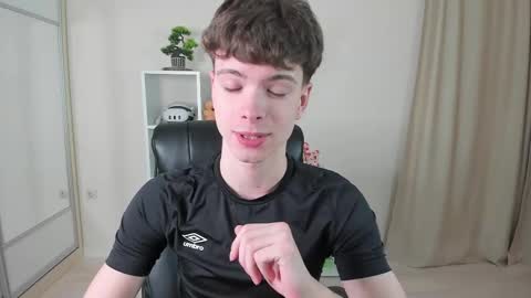 Hey I am Calvin  online show from February 22, 7:10 pm