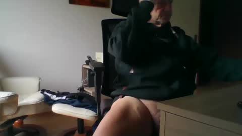 Snapshot of camcologne chatting on December 17, 11:17 am camcologne online show from December 17, 11:17 am