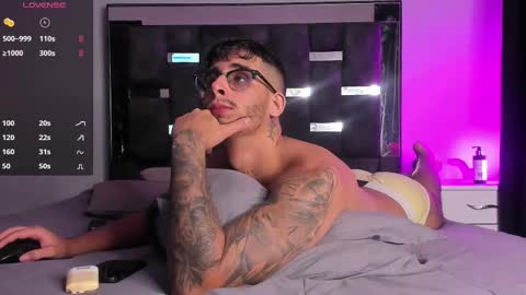 Snapshot of camilo_ospina_ chatting on February 24, 4:05 am   INDEPENDENT MODEL online show from February 24, 4:05 am