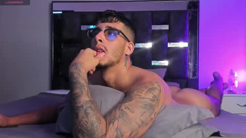 Snapshot of camilo_ospina_ chatting on March 11, 1:23 pm   INDEPENDENT MODEL online show from March 11, 1:23 pm