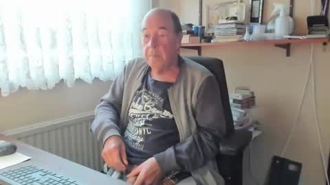 Snapshot of cammee chatting on December 2, 9:55 am Cammee online show from December 2, 9:55 am