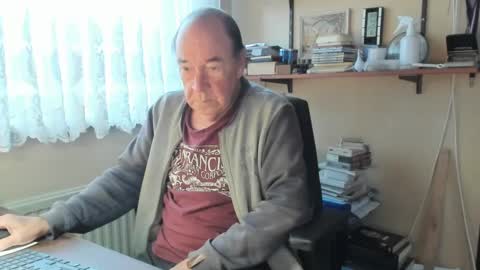 Snapshot of cammee chatting on December 9, 9:28 am Cammee online show from December 9, 9:28 am