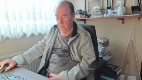 Snapshot of cammee chatting on December 18, 10:08 am Cammee online show from December 18, 10:08 am