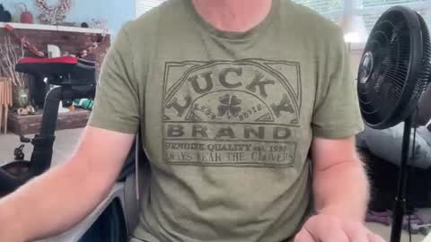 Snapshot of cbjohnjohn chatting on October 31, 3:48 pm John online show from October 31, 3:48 pm