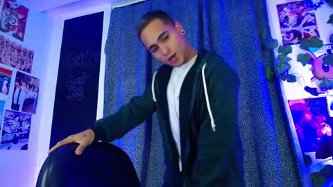 Snapshot of chriss_wg_ chatting on January 27, 2:53 am Christian Wang online show from January 27, 2:53 am