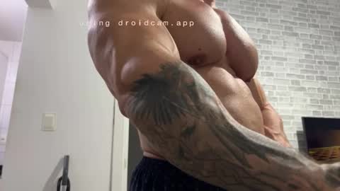 couplemuscle40 online show from March 12, 1:46 am