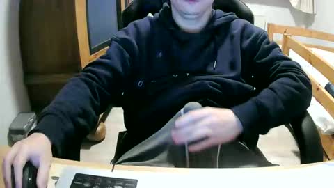 Cuteboy090 online show from April 19, 6:32 pm