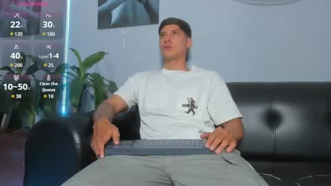 Snapshot of damian23_ chatting on February 8, 3:19 am DAMIAN online show from February 8, 3:19 am