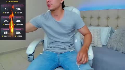 Snapshot of damian23_ chatting on February 1, 12:58 pm DAMIAN online show from February 1, 12:58 pm