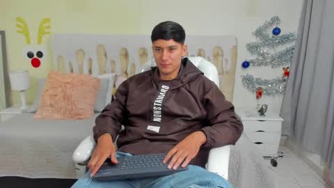 Snapshot of damian23_ chatting on January 2, 12:57 pm DAMIAN online show from January 2, 12:57 pm