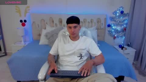 Snapshot of damian23_ chatting on December 9, 1:04 pm DAMIAN online show from December 9, 1:04 pm