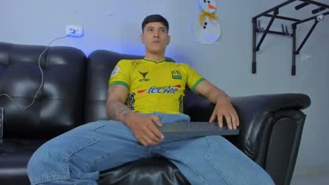 Snapshot of damian23_ chatting on December 13, 9:36 am DAMIAN online show from December 13, 9:36 am