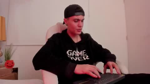 dark_sun333 online show from October 31, 2:35 am