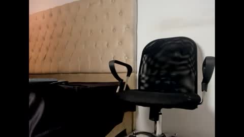 darkknightx01 online show from September 18, 7:32 am