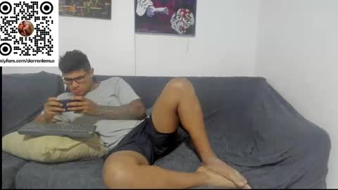 Snapshot of darren_lemus chatting on October 11, 6:39 am Darren lemus online show from October 11, 6:39 am