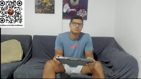 Snapshot of darren_lemus chatting on October 22, 5:11 am Darren lemus online show from October 22, 5:11 am