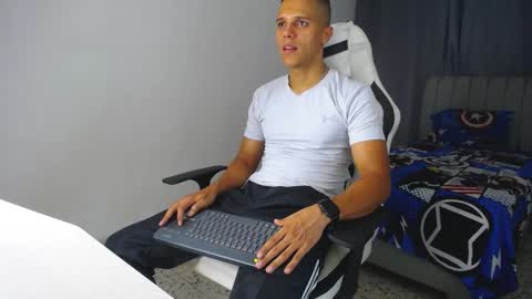 Snapshot of davisito7 chatting on February 20, 4:07 am David Angel online show from February 20, 4:07 am