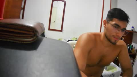 Snapshot of deividellobo chatting on December 31, 4:27 am deividellobo online show from December 31, 4:27 am