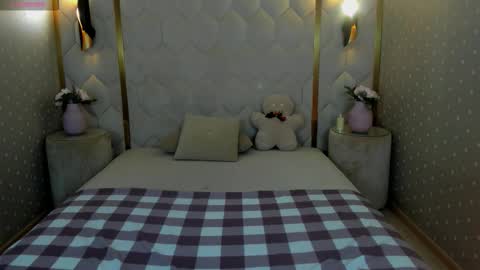 Derek online show from December 22, 1:25 am