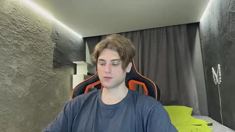 devilnut1 online show from June 9, 5:53 am