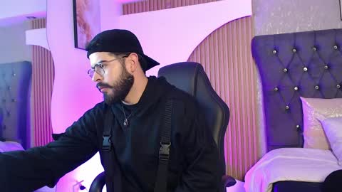 domboy  online show from May 31, 7:59 pm