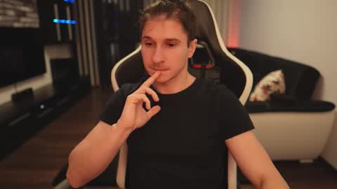 Dorian Reyes online show from February 7, 1:35 am