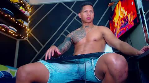 Snapshot of drake_jhonson08 chatting on December 22, 10:04 pm Drake online show from December 22, 10:04 pm