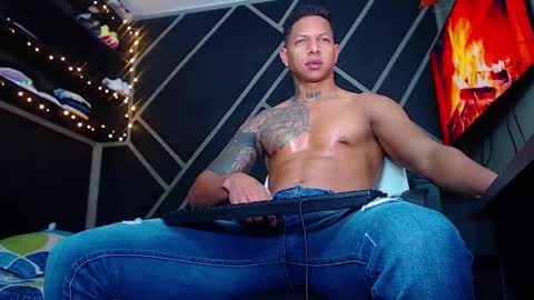 Snapshot of drake_jhonson08 chatting on December 16, 5:49 am Drake online show from December 16, 5:49 am