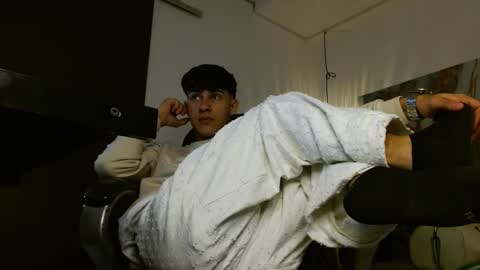 dyla_n18_ online show from January 16, 8:44 pm