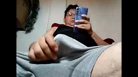 Snapshot of elimposstor chatting on January 1, 12:33 pm elimposstor online show from January 1, 12:33 pm