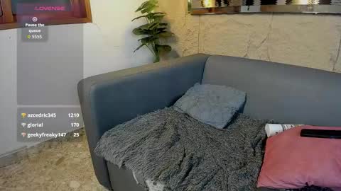 Elloit Colton online show from December 17, 9:54 pm