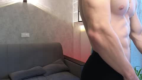 elliot_muscle04 online show from May 5, 4:18 pm