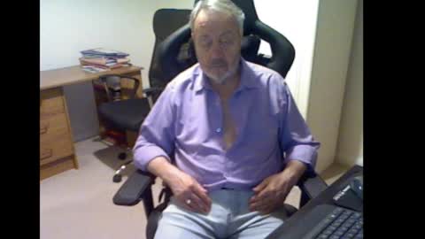 Snapshot of erasmus_d chatting on October 26, 5:26 pm erasmus_d online show from October 26, 5:26 pm