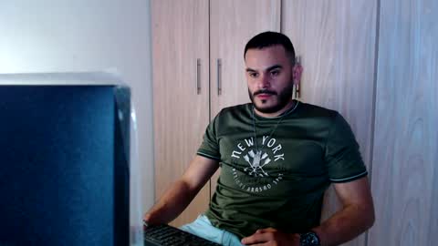 Snapshot of esteban_fer chatting on February 4, 2:43 pm Esteban Fernandez online show from February 4, 2:43 pm