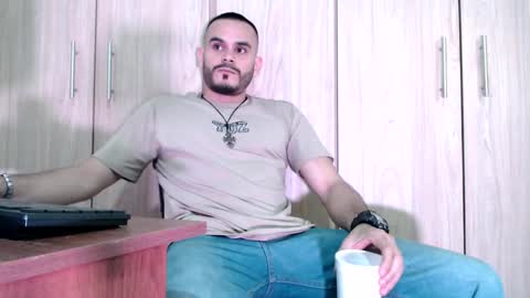 Snapshot of esteban_fer chatting on February 28, 12:43 am Esteban Fernandez online show from February 28, 12:43 am