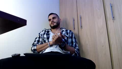 Snapshot of esteban_fer chatting on January 12, 1:11 am Esteban Fernandez online show from January 12, 1:11 am