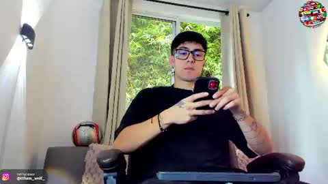 etham_wolf1 online show from June 14, 1:46 pm