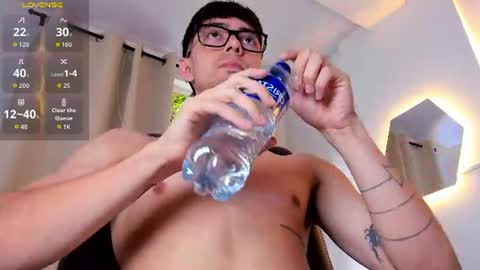 etham_wolf1 online show from June 30, 6:31 pm