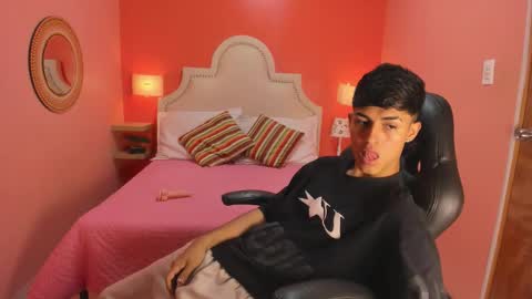 E T H A N  online show from December 22, 2:14 pm