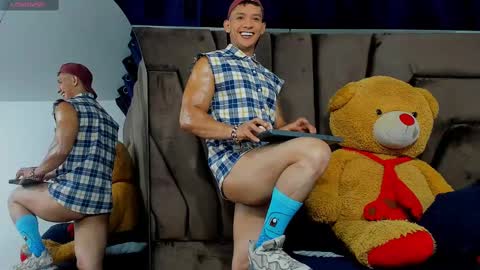   online show from March 5, 12:33 pm