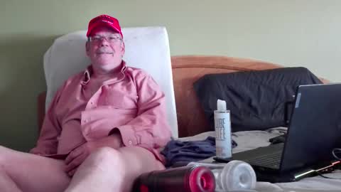 Snapshot of eyeswideshut63 chatting on October 30, 5:36 pm Eyeswideshut63 online show from October 30, 5:36 pm