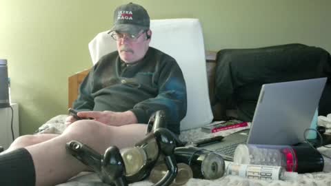 Snapshot of eyeswideshut63 chatting on December 30, 12:22 am Eyeswideshut63 online show from December 30, 12:22 am