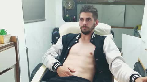 independent model online show from May 24, 7:09 pm